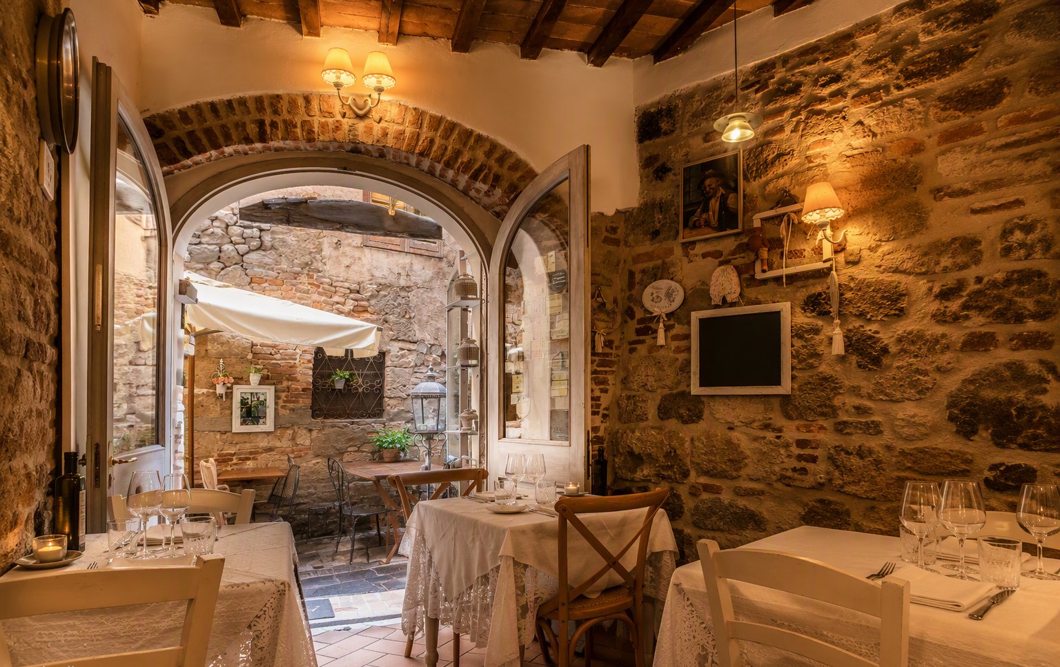 La sala in pietra con l'arco e la finestra che si affaccia sul vicolo